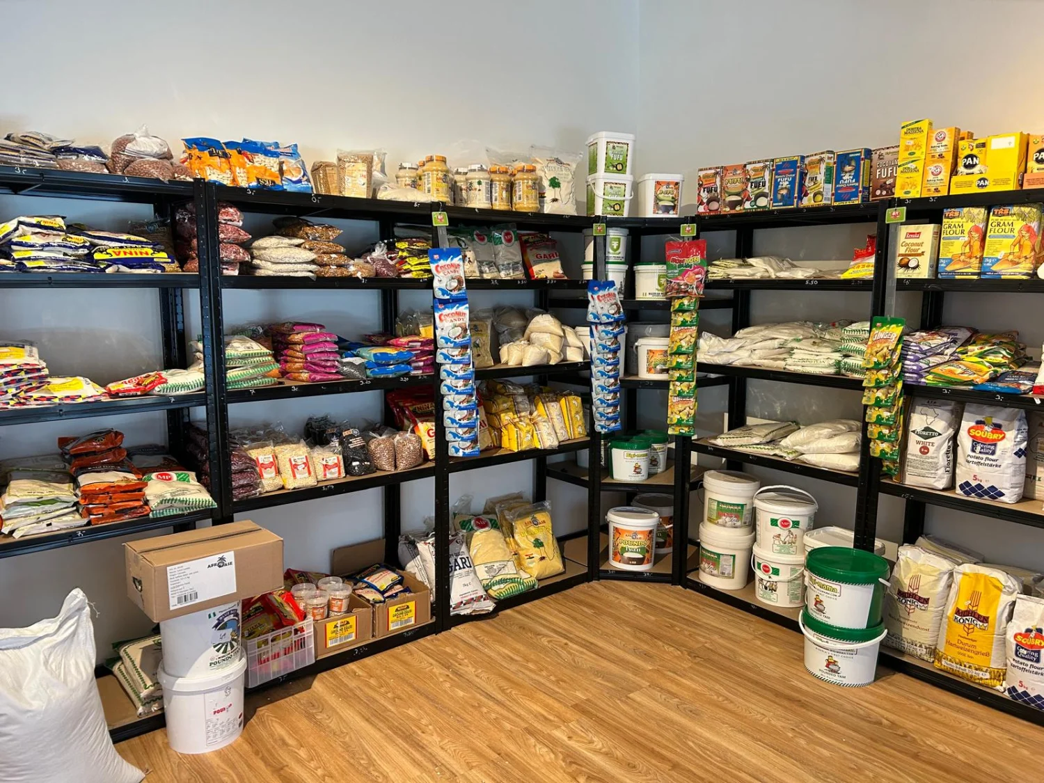 Fantas Afro corner – Lebensmittelgeschäft-Stapel