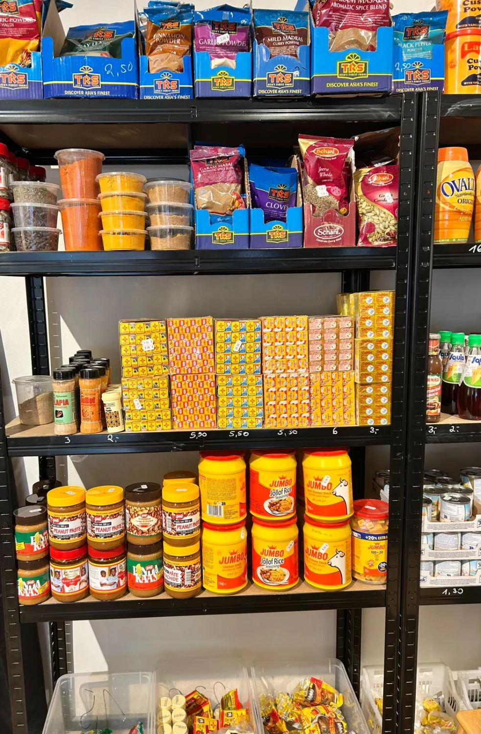Fantas Afro corner – Lebensmittelgeschäft-Stapel