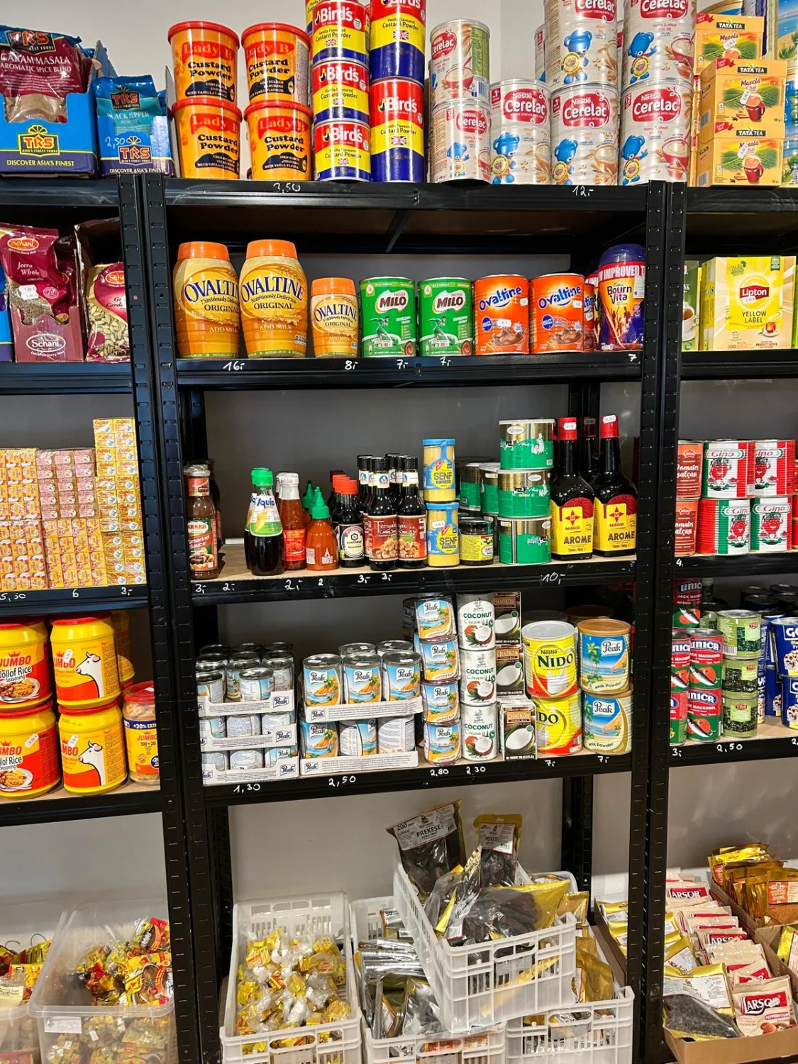 Fantas Afro corner – Lebensmittelgeschäft-Stapel