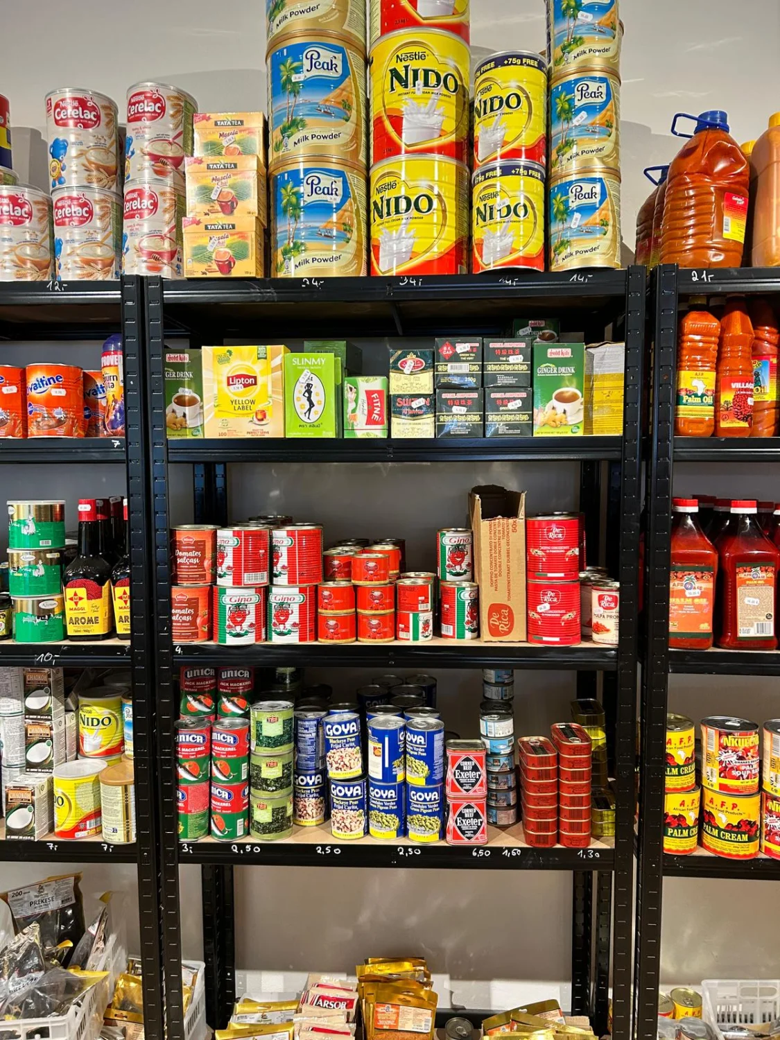 Fantas Afro corner – Lebensmittelgeschäft-Stapel